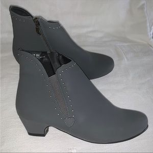 Women’s 8M SOFWEAR by BEACON Gray Zip Ip Ankle Booties Low Heel Embellished